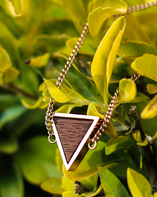 Collar triángulo / Nogal