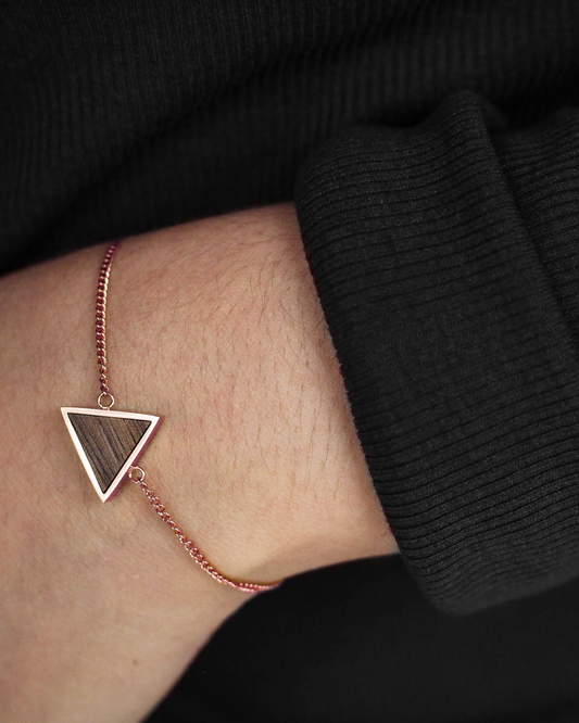 Brazalete triangular / Nogal