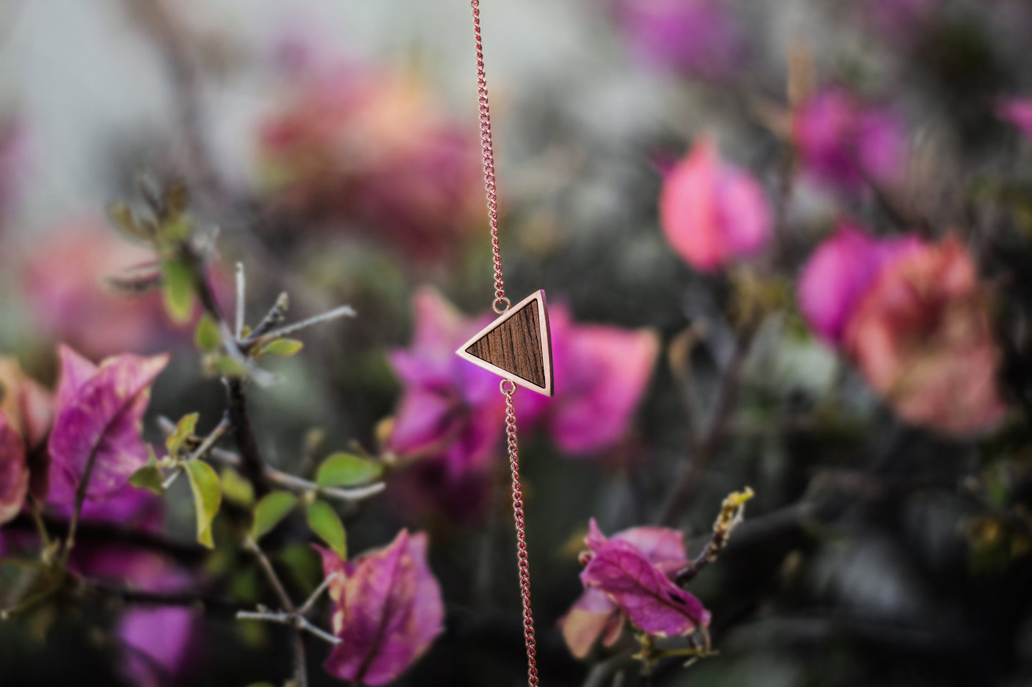 Collar triángulo / Nogal