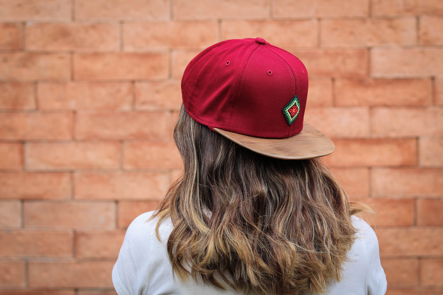 Gorra rojo / Nogal Americano