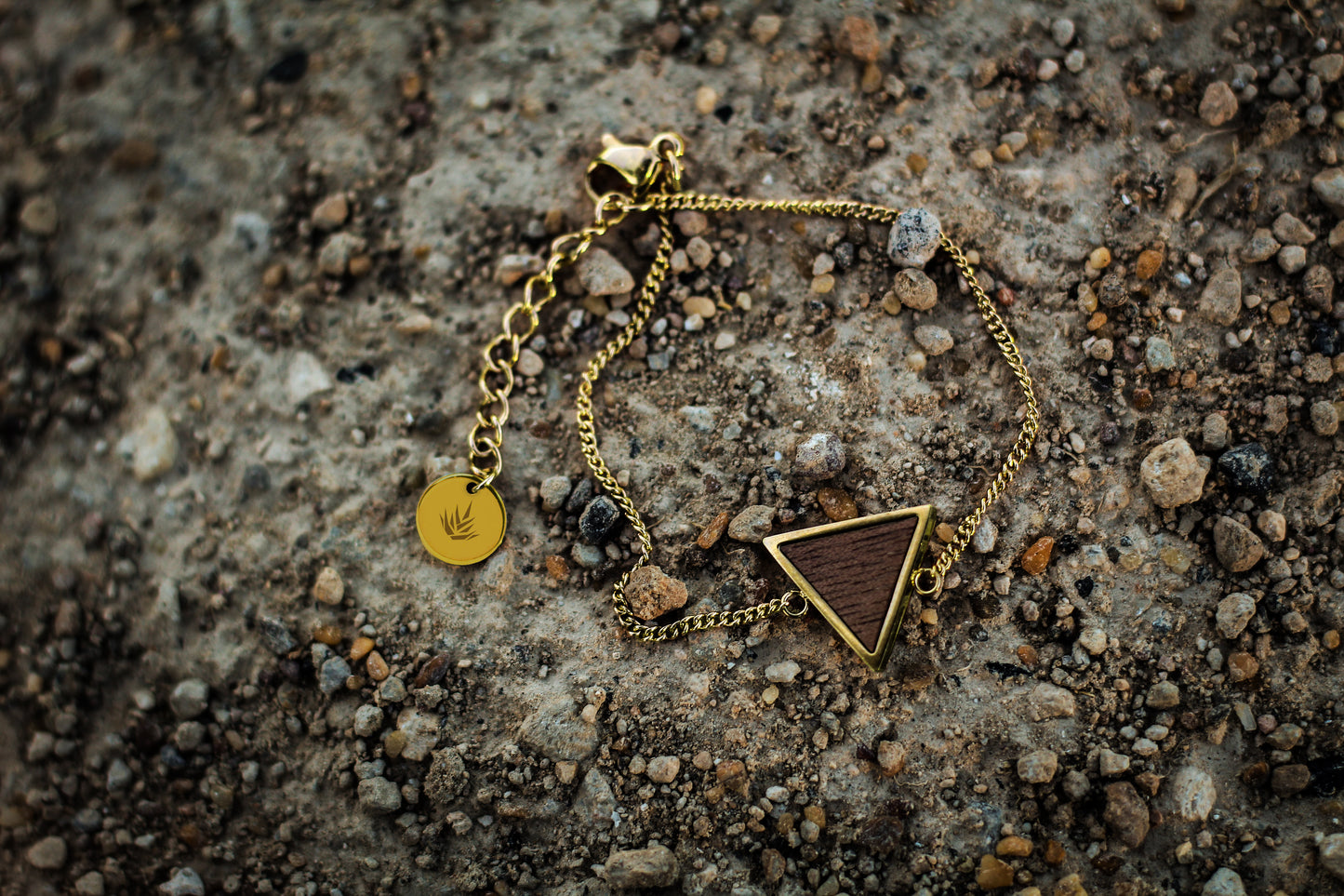 Triangular bracelet / Walnut