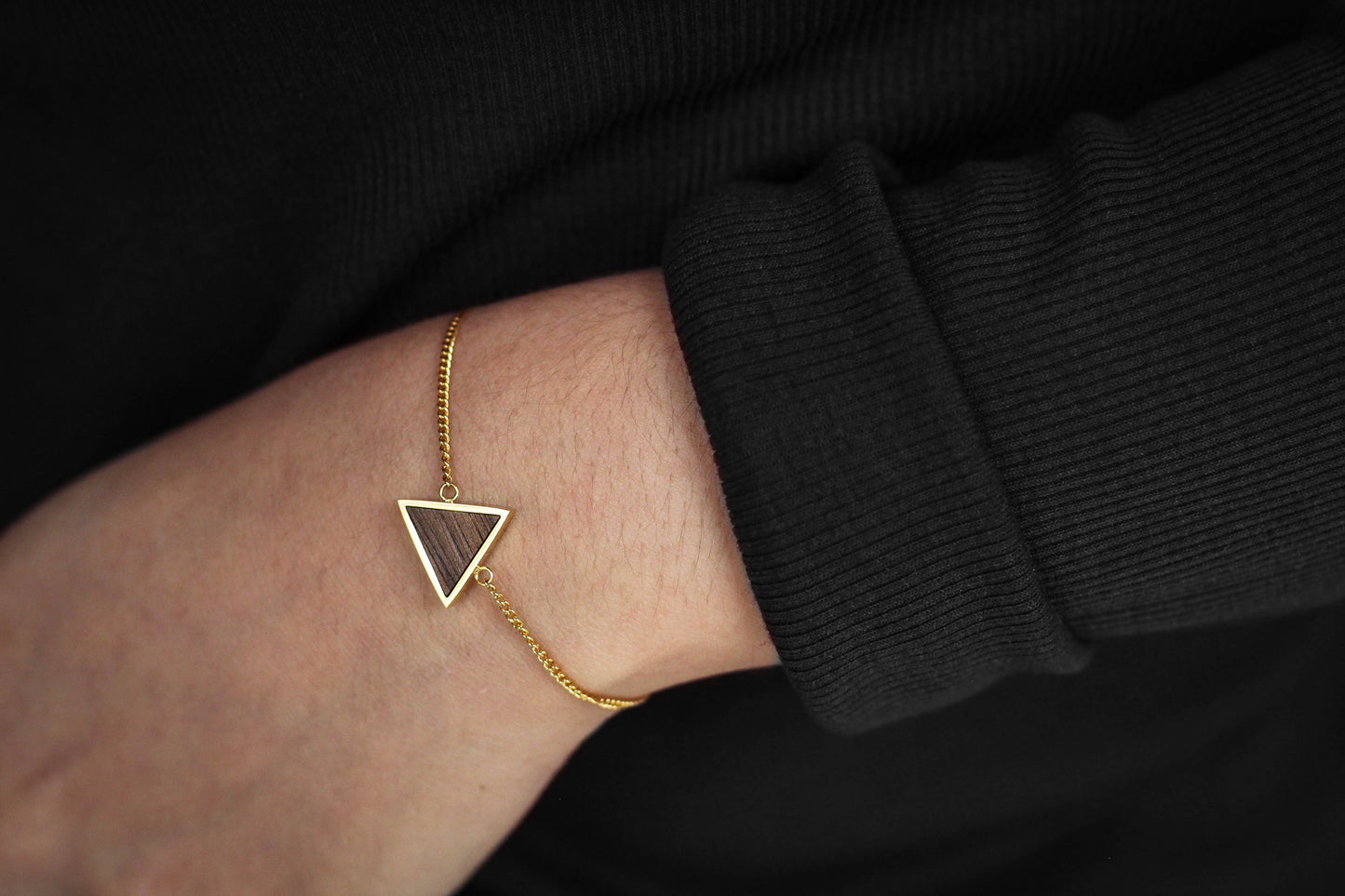 Triangular bracelet / Walnut